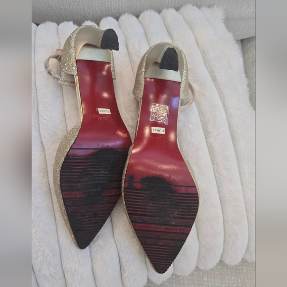 Elegant Gold Glitter Women's Shoes - Picture 13 of 15